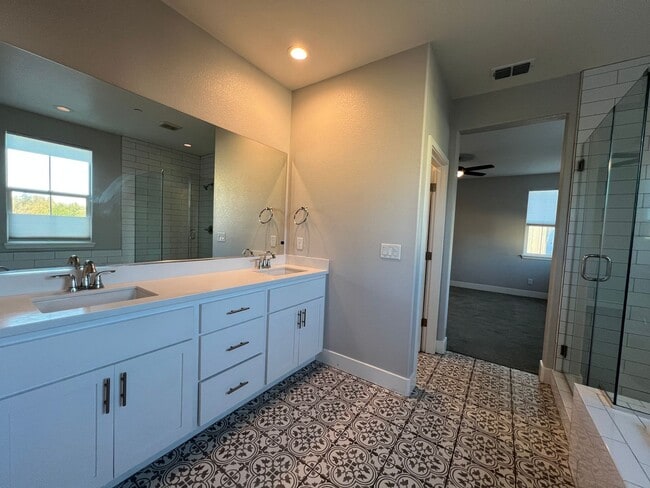 Building Photo - Beautiful Blackpines Community Three Bedroom