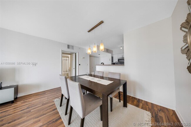 Building Photo - 1155 Brickell Bay Dr