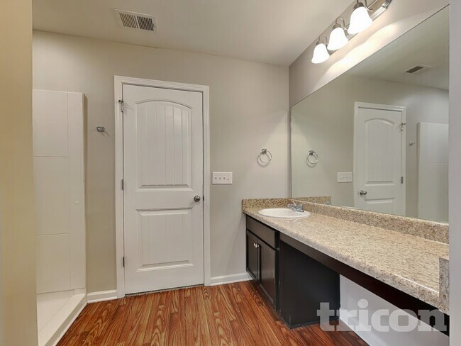 Building Photo - 452 Shady Glen