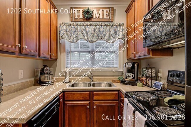 Building Photo - 1202 Southlake Ct