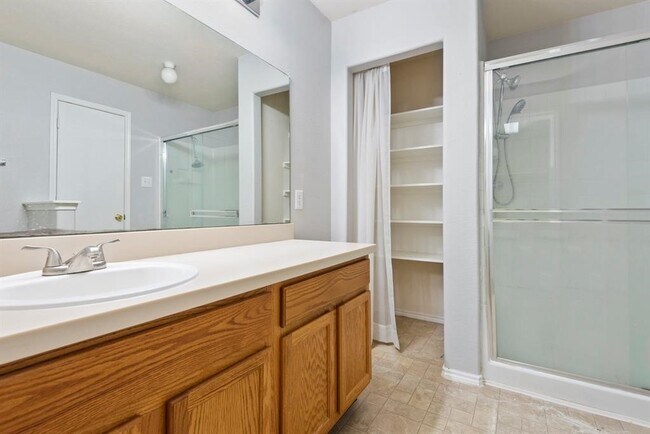 Building Photo - 1614 Wooded Acres Dr