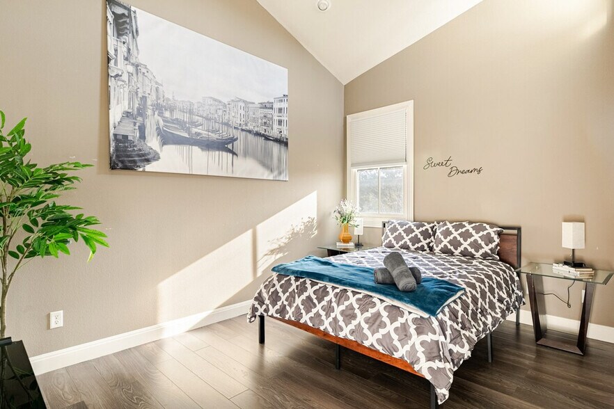 Building Photo - 805 The High Rd