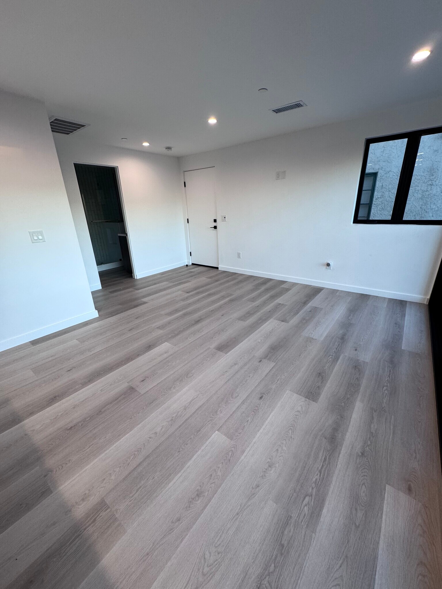 Living room looking back to entry - 2408 Highland Ave