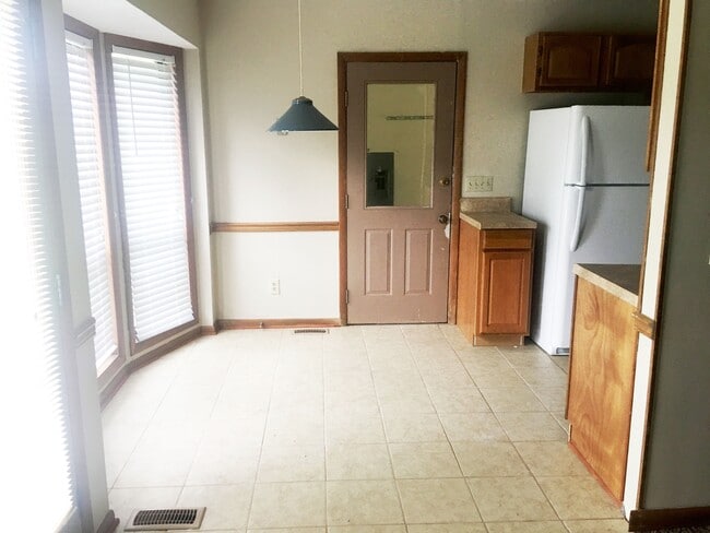 Building Photo - 6886 Kingsgate Dr