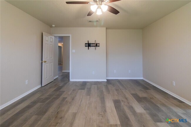 Building Photo - 2203 Love Rd