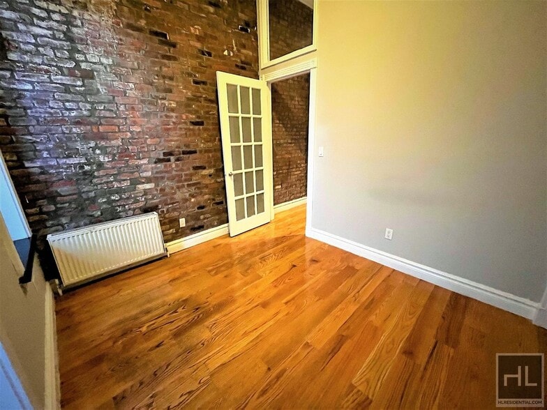 Building Photo - E 5TH ST.