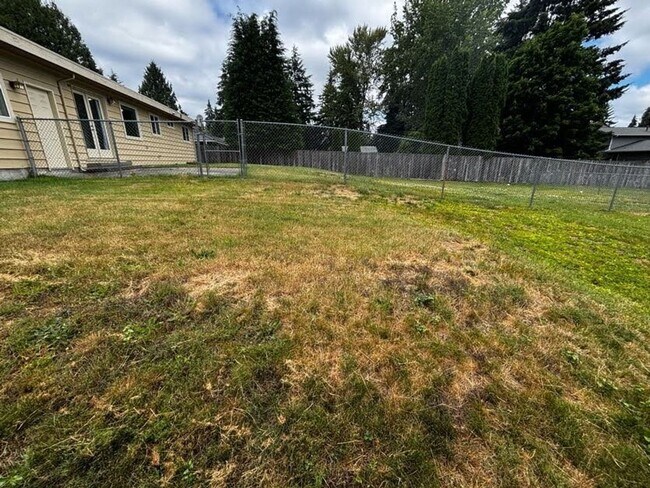 Building Photo - Charming 3-Bedroom Rambler with Spacious Yard & Convenient Location