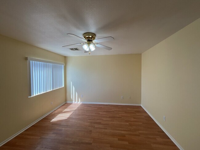 Building Photo - Experience luxurious living in this stunning 4-bedroom, 2.5-bathroom house