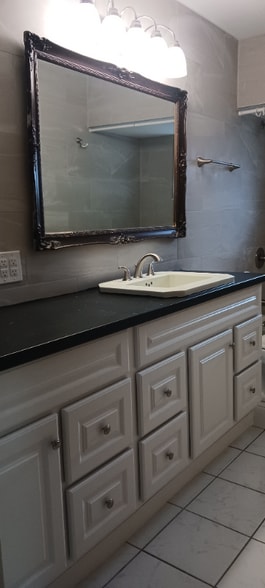 Building Photo - 2456 Broadvue Ave