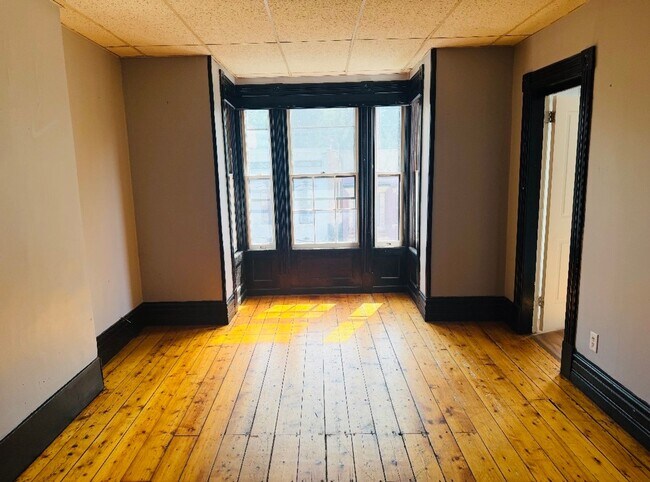 Building Photo - 3275 6th Ave
