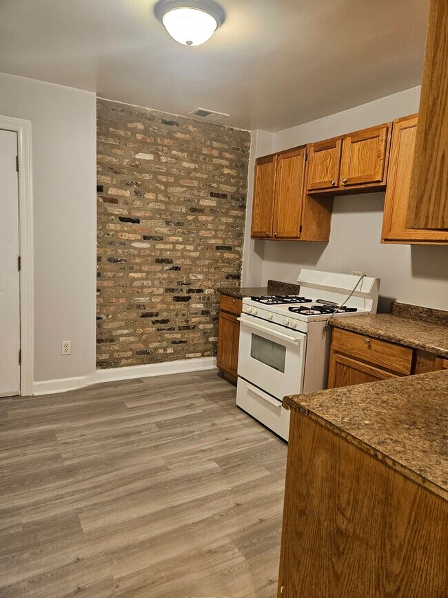 Building Photo - 3327 W Evergreen Ave