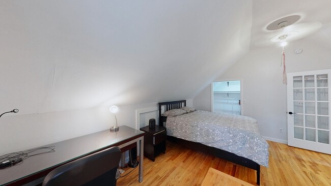 Building Photo - 6 Bedroom Apartment in Science Hill, close to downtown! (Laundry In Unit)