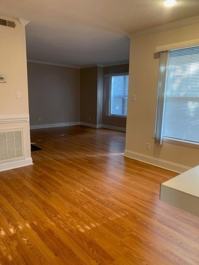 Building Photo - 2 bedroom 2 bath unit- Close to tanglewood!