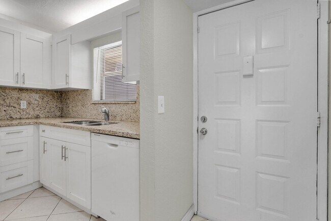Building Photo - 21911 Lake Forest Cir