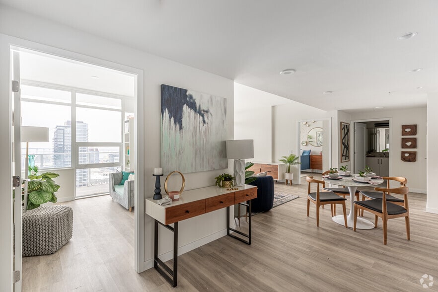 3BR, 2BA - 1,007SF - Broadway Towers