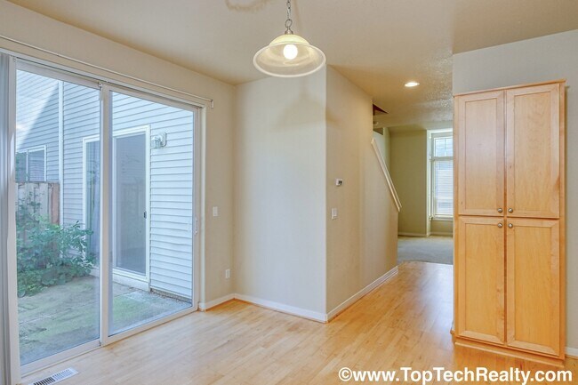 Building Photo - Delightful 3 Bed | 2.5 Bath Townhome | Beaverton | Minutes to Shopping, Dining & Parks | Prime Lo...
