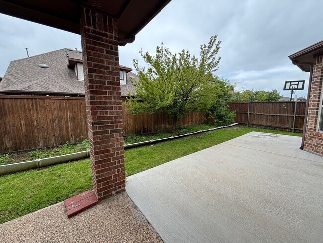 Building Photo - 5 BR/4BA | Updated Single Family Home | 2-Car Garage | Gated backyard