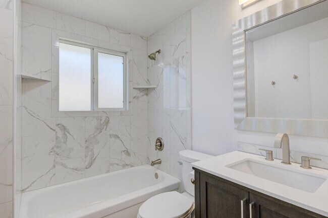 Building Photo - Newly Renovated Townhouse - Pet Friendly!!