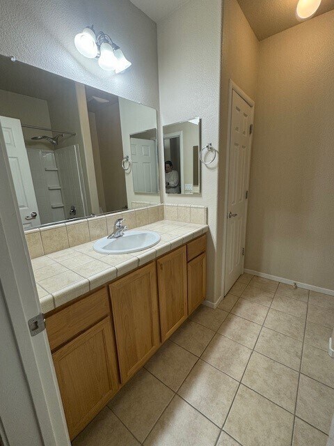 Building Photo - Charming 1 bedroom - 1 bathroom multi-level condominium in Sacramento