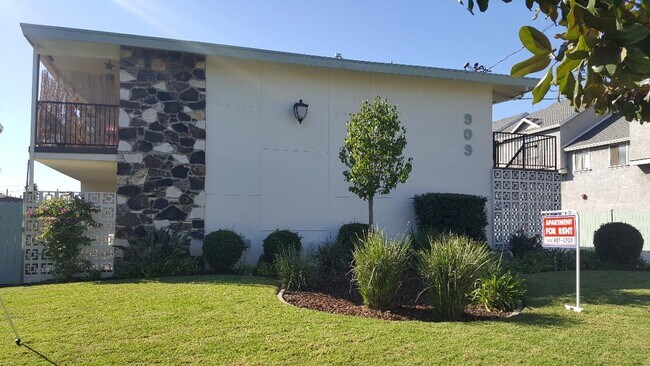 Building Photo - 909 S 2nd St