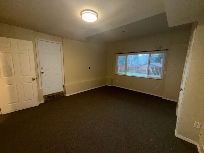 Building Photo - 3 BED 2.5 BATH WITH DAYLIGHT BASEMENT & BONUS ROOM - SPACIOUS CORNER LOT