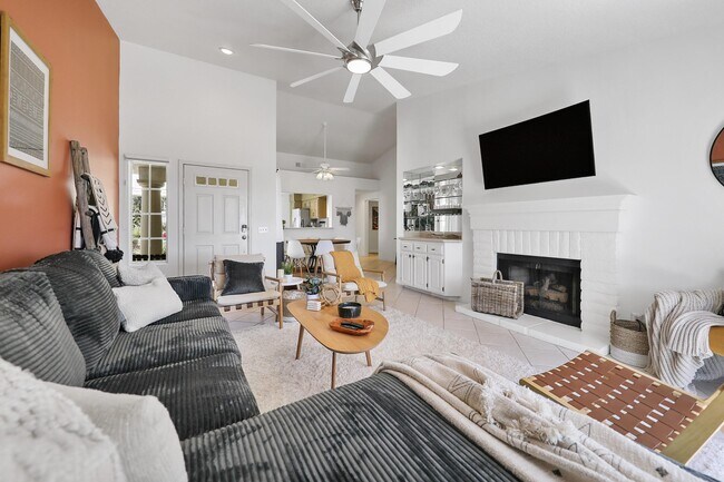 Building Photo - 699 Vista Lago Cir N