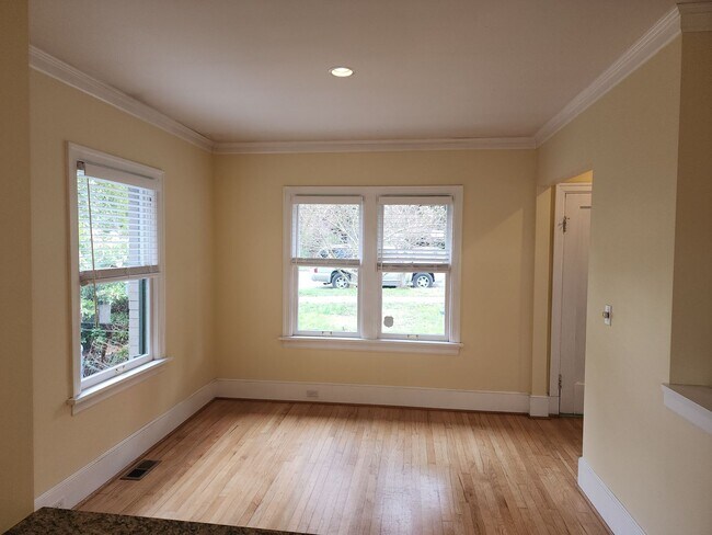 Building Photo - Spacious 3BR/3BA in Sought- After Queen Anne Location