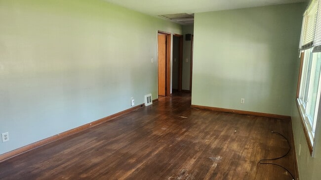 Building Photo - 905 Pauline Ave