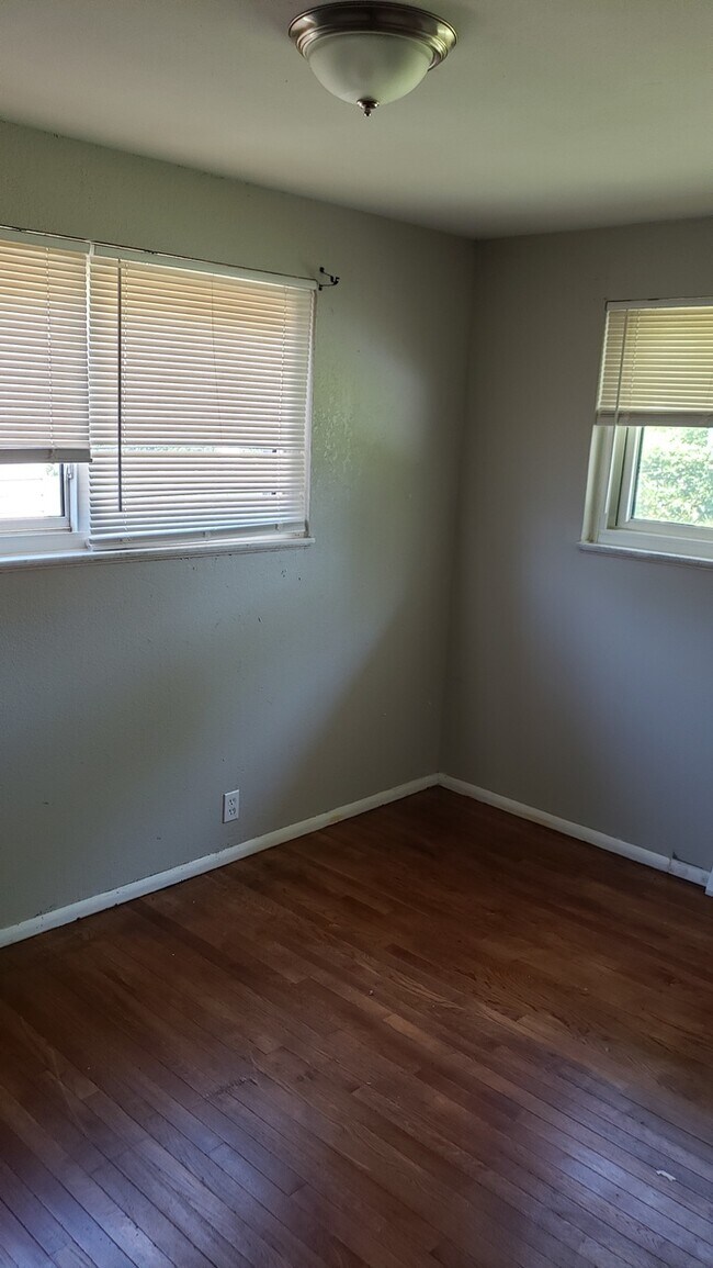 Building Photo - 10418 Monarch Dr Saint Louis, MO 63136