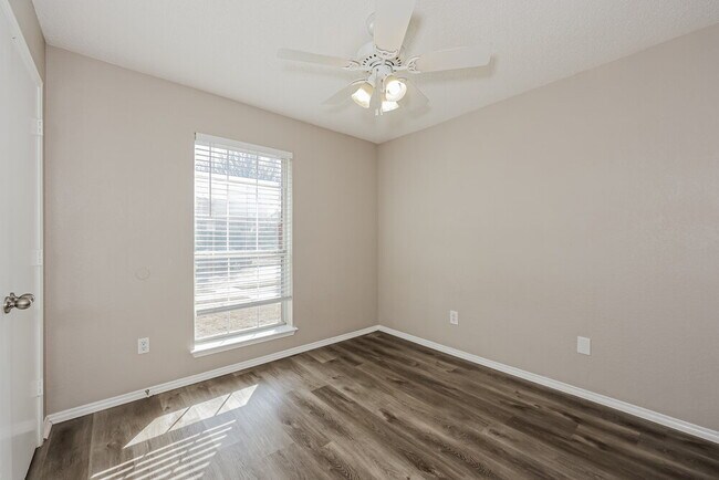 Building Photo - 1041 Glencrest Dr