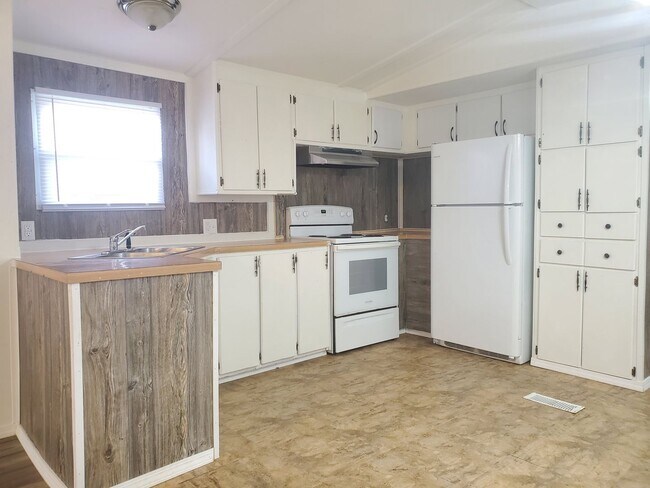 Building Photo - 2 Bedroom, 2 Bath house