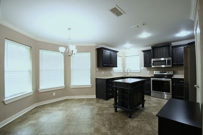 Building Photo - Lovely 4 Bedroom 2 Bath in Flint!