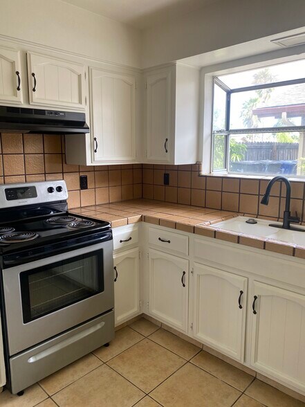 Primary Photo - 3136 W Austin Way