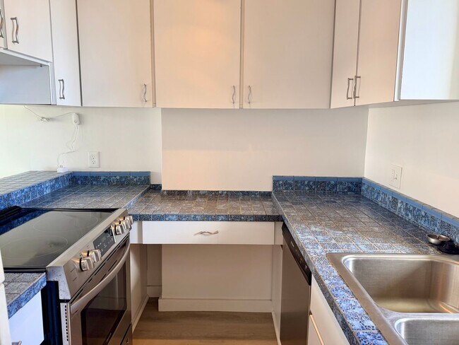Building Photo - 2121 Ala Wai Blvd
