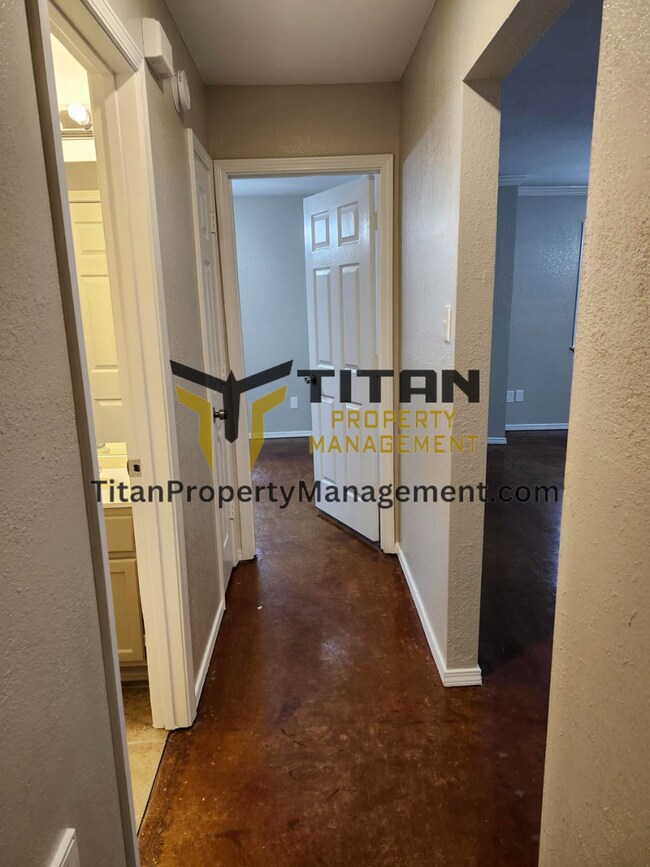 Building Photo - 2 bed/2 bath Apartment