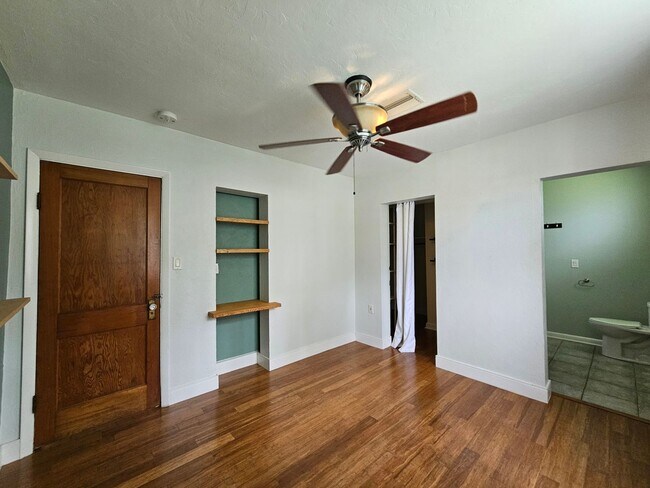 Building Photo - 2 Bedroom/2 Bath home near Duck Pond and Citizens Field