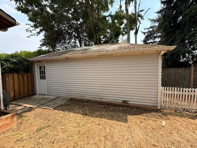 Building Photo - 4627 Thorman Ave NE