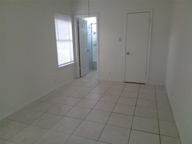 Building Photo - 1227 Armadillo Rd