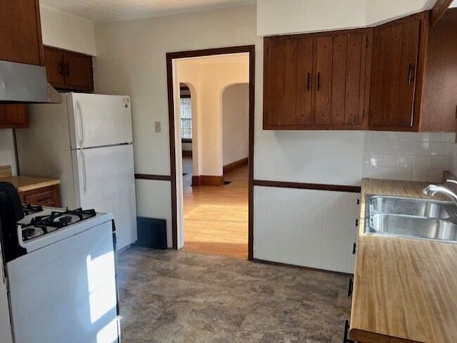 Building Photo - Cozy 2-Bedroom Bungalow on East Ave – Gara...