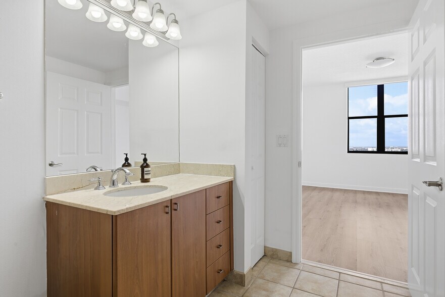 Building Photo - 888 S Douglas Rd