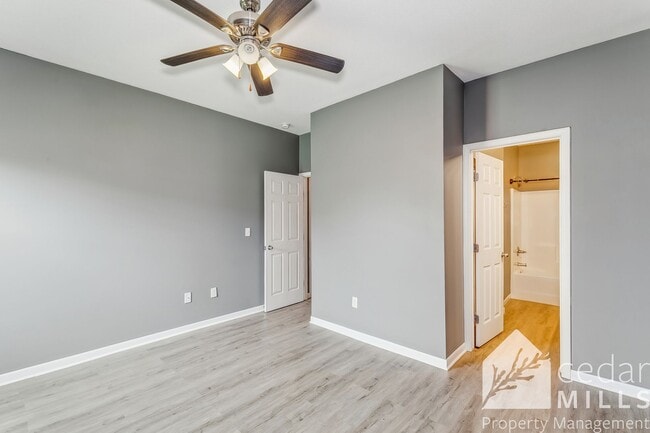 Building Photo - 3 Bed Duplex Across from NE Magnet