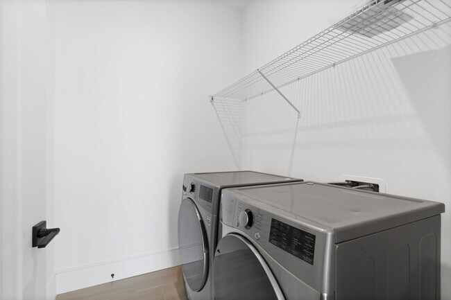 Building Photo - Premier Penthouse Suite at Seven 88 West Midtown-