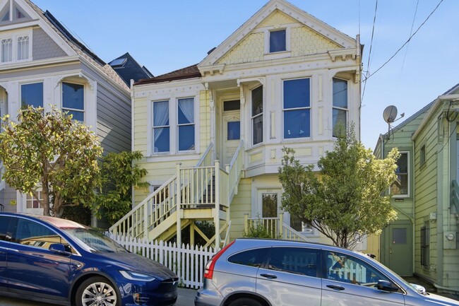 Building Photo - 321 Moultrie St