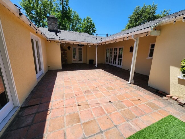 Building Photo - **COMING SOON**!! Gorgeous 3 beds | 4 bath...