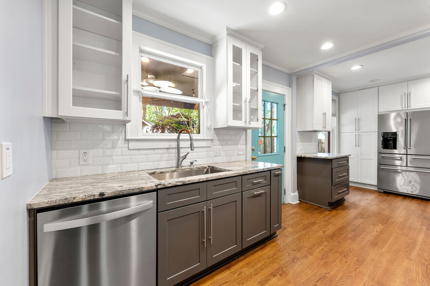 Gourmet kitchen with Kitchenaid appliances - 121 Brower Street