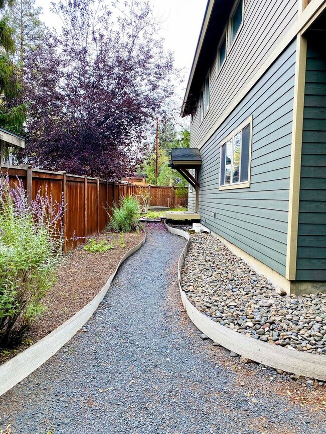 Building Photo - Spacious 3 BR w/ all wood floors and great midtown Bend location