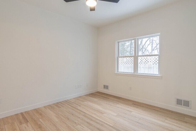 Building Photo - 3 Bedroom Single Family