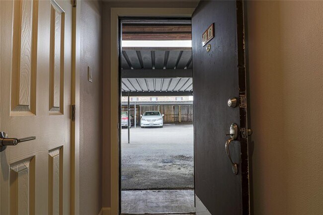Building Photo - 2744 Briarhurst Dr