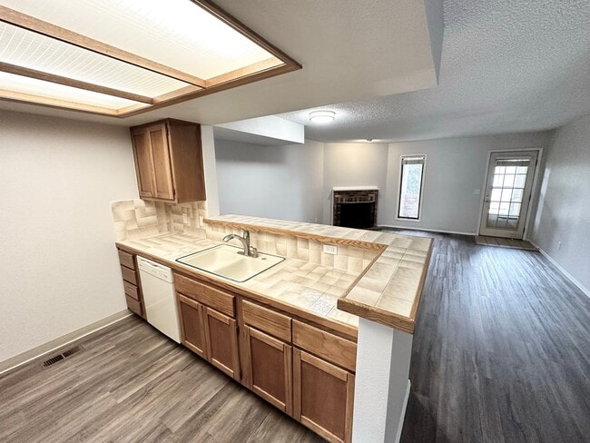 Building Photo - Newly Updated Townhome with Three Balconie...
