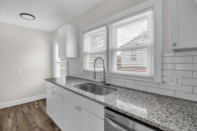 Building Photo - Lovely 3 bedroom, 1 bathroom home in High Point with LVP throughout!